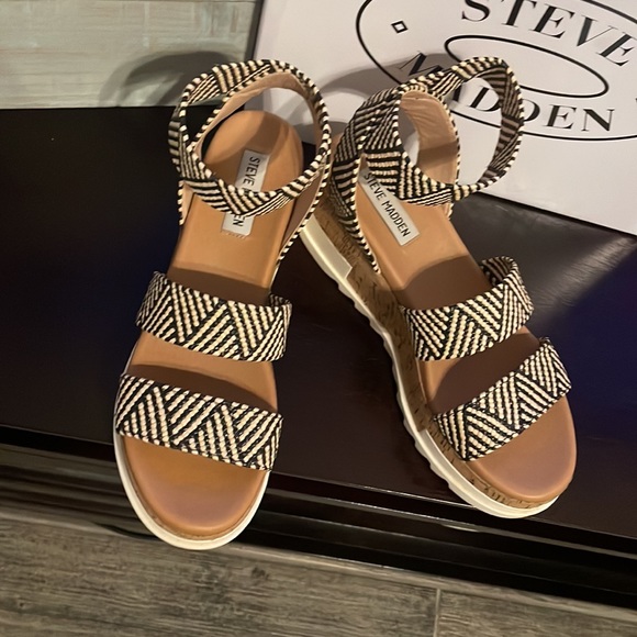 Steve Madden Bandi Black and Tan Platform Sandals - Picture 5 of 7